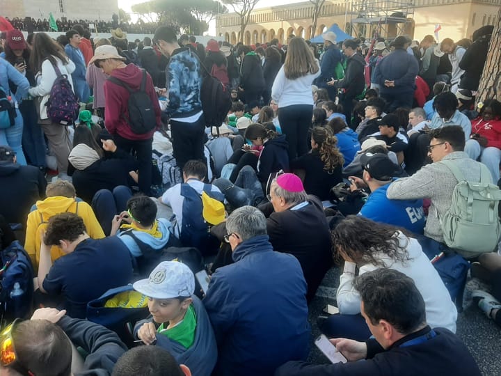 La Tesla, il surf e Medjugorje: vita e opere di un vescovo pop